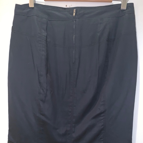 Marc Jacobs Black Fishtail Skirt. Size 8 - Picture 3 of 5